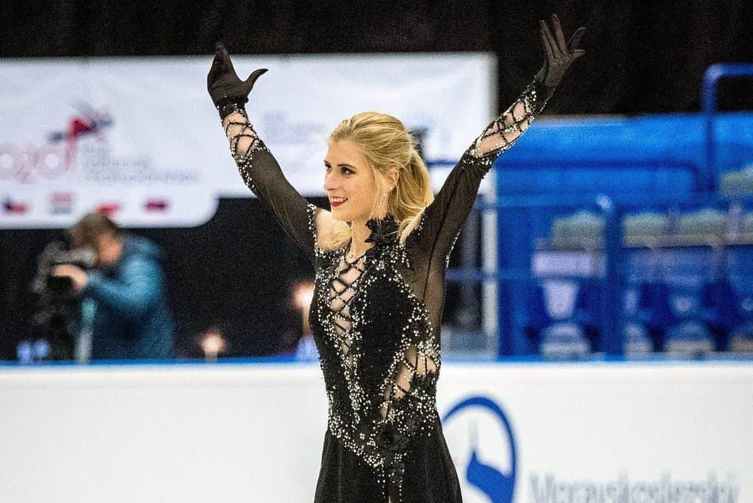 エリスカ・ブレジノワさんのインスタグラム写真 - (エリスカ・ブレジノワInstagram)「Despite all of my injuries I’m proud of myself that I put myself together for nationals. National champion for the 7th time 💪🏻🇨🇿😛🍀#nationalchampion #ididitagain #ostrava #mčr」12月15日 0時48分 - eliskabrezinova