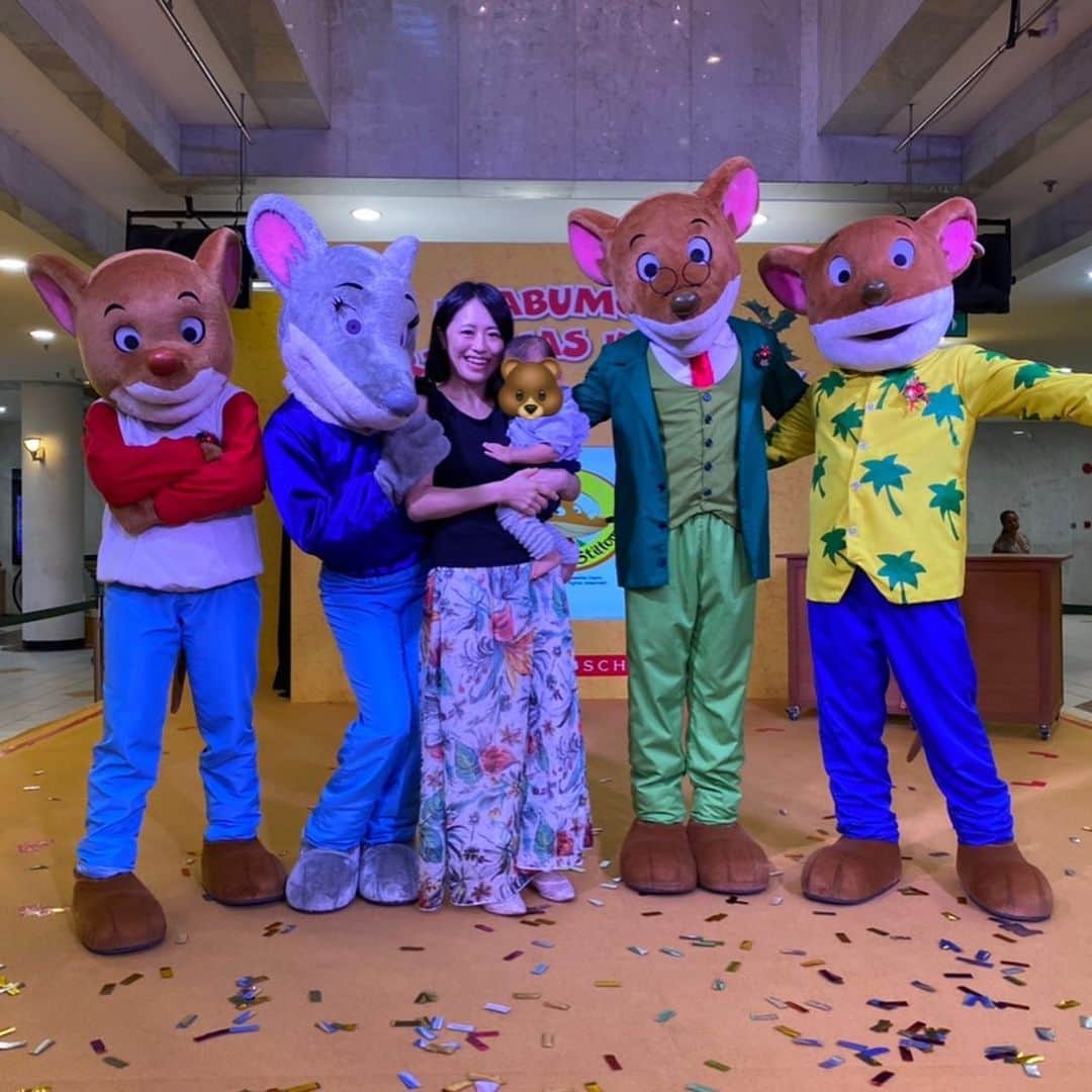 大西蘭のインスタグラム：「・ 先日行った時はお昼寝中だったので、geronimo stilton のショーにもう一度行ってきました🐭 ・ 最後まで観られるかなーと思っていたら、ずっとステージに釘付けで、音楽にのって手を振ったり、楽しんでくれました🐻 ・ こんなショーを楽しめるようになったんだなぁと成長を感じて嬉しくなりました😌 ・ ・ #nottoday  #geronimostilton  #時差投稿  #ジェロニモスティルトン」