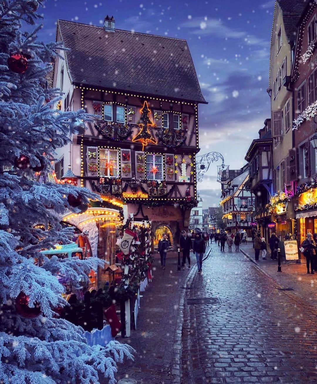 Wonderful Placesさんのインスタグラム写真 - (Wonderful PlacesInstagram)「Magical winter night in Colmar ✨💜💜💜✨ . Picture by ✨✨@tonyrammath✨ #wonderful_places for a feature 💜」12月15日 1時04分 - wonderful_places