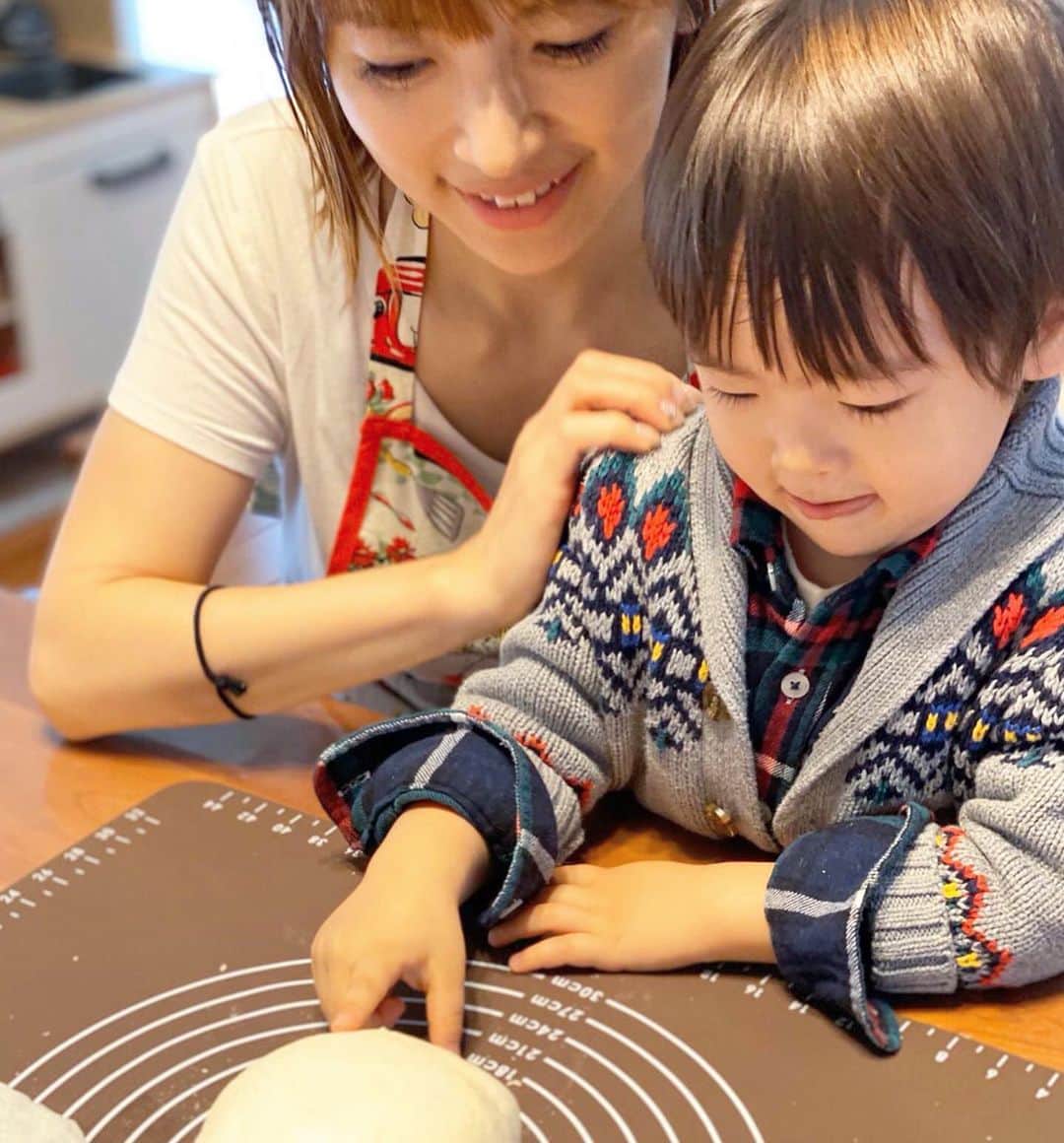 田中涼子のインスタグラム：「先日のパン教室🍞  ミートソース、ホワイトソースのラザニアパン🥪  毎朝私はパン派🍞  焼き立てのバンズで #ハンバーガー　❤️ 美味しかったぁ🤤  #パン作り #親子パン教室」