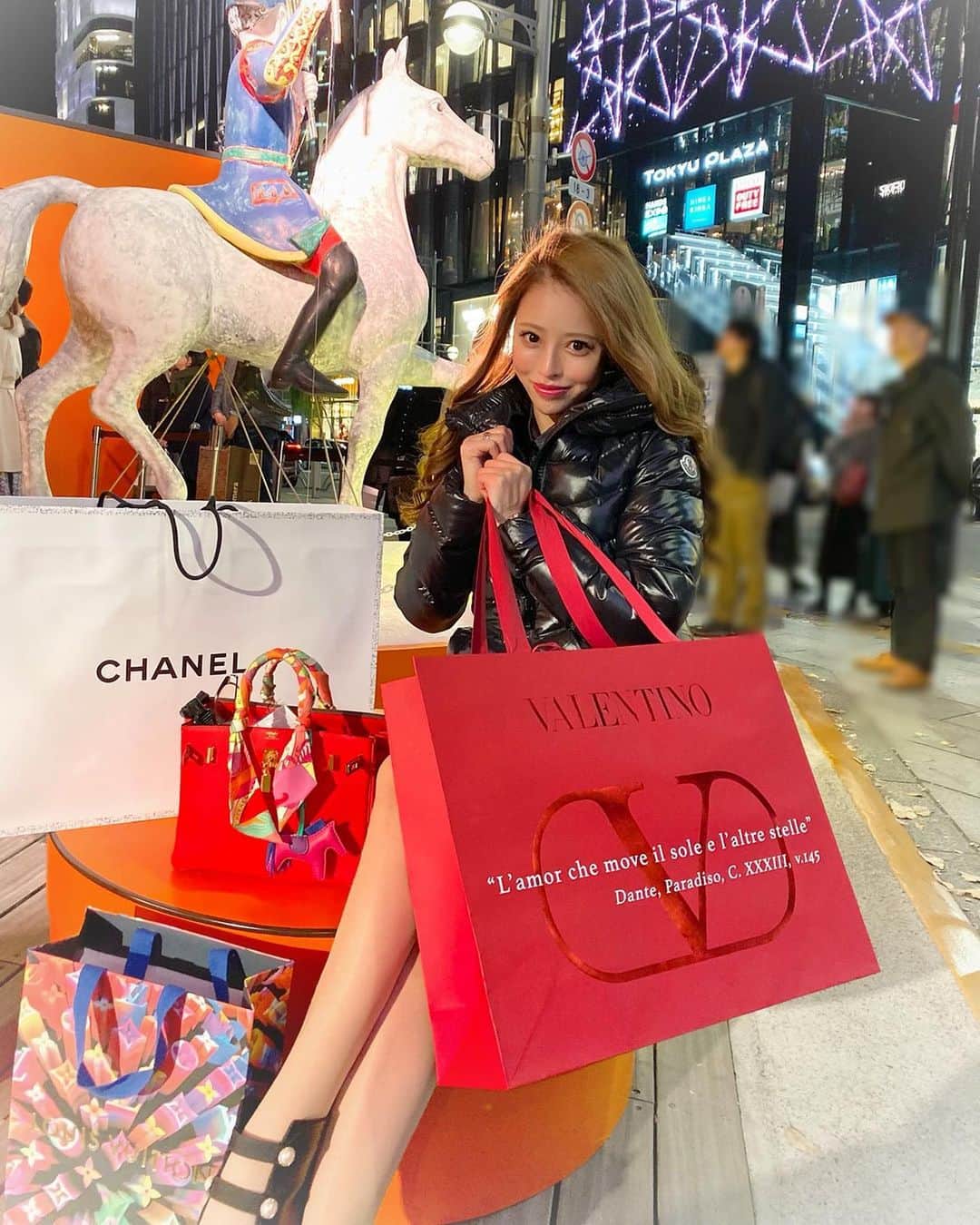 のインスタグラム：「🐴🛍👠✨😘✨🎄 幸せな週末になりましたぁ💕 めっっっちゃ可愛いの たくさんgetできたので ご機嫌🥳だよん❤️ ちょうどエルメス隣に 可愛いブースが あったので撮っちゃった❤️ もうすぐ...🎄🎅✨ #love #happy #shopping #chanel #valentino  #louisvuitton」