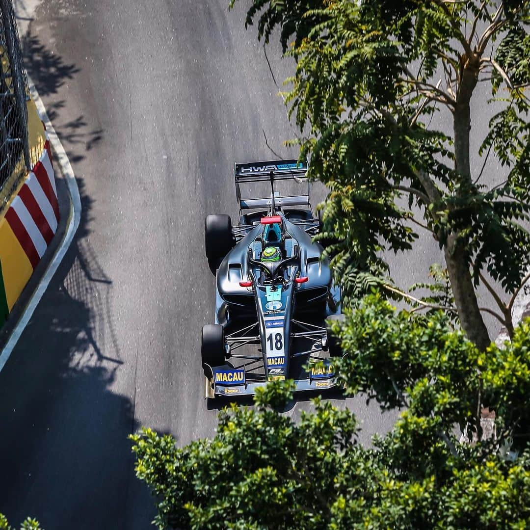 ソフィア・フロルシュさんのインスタグラム写真 - (ソフィア・フロルシュInstagram)「Racing through the streets of Macau 🇲🇴 6.2 km up and down, left and right, passing grandstands, fuel stations, hotels, hospital, the sea and a lot more 🏁 What an amazing race track 🙏🏽|| 📸 x @dutchphotoagency || Anzeige #sophia #sophia99 #racegirl #changeagent #racing #blonde #girl #motorsport #macau #fia #worldcup」12月15日 1時19分 - sophiafloersch