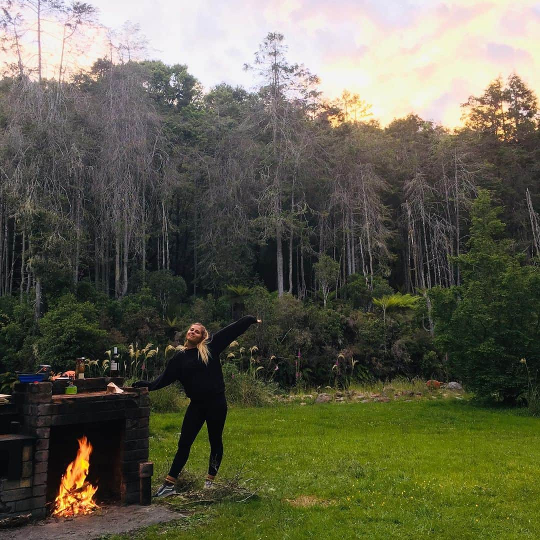 パリス・ヘンケンのインスタグラム：「somewhere in the depths of the South Island 🇳🇿」