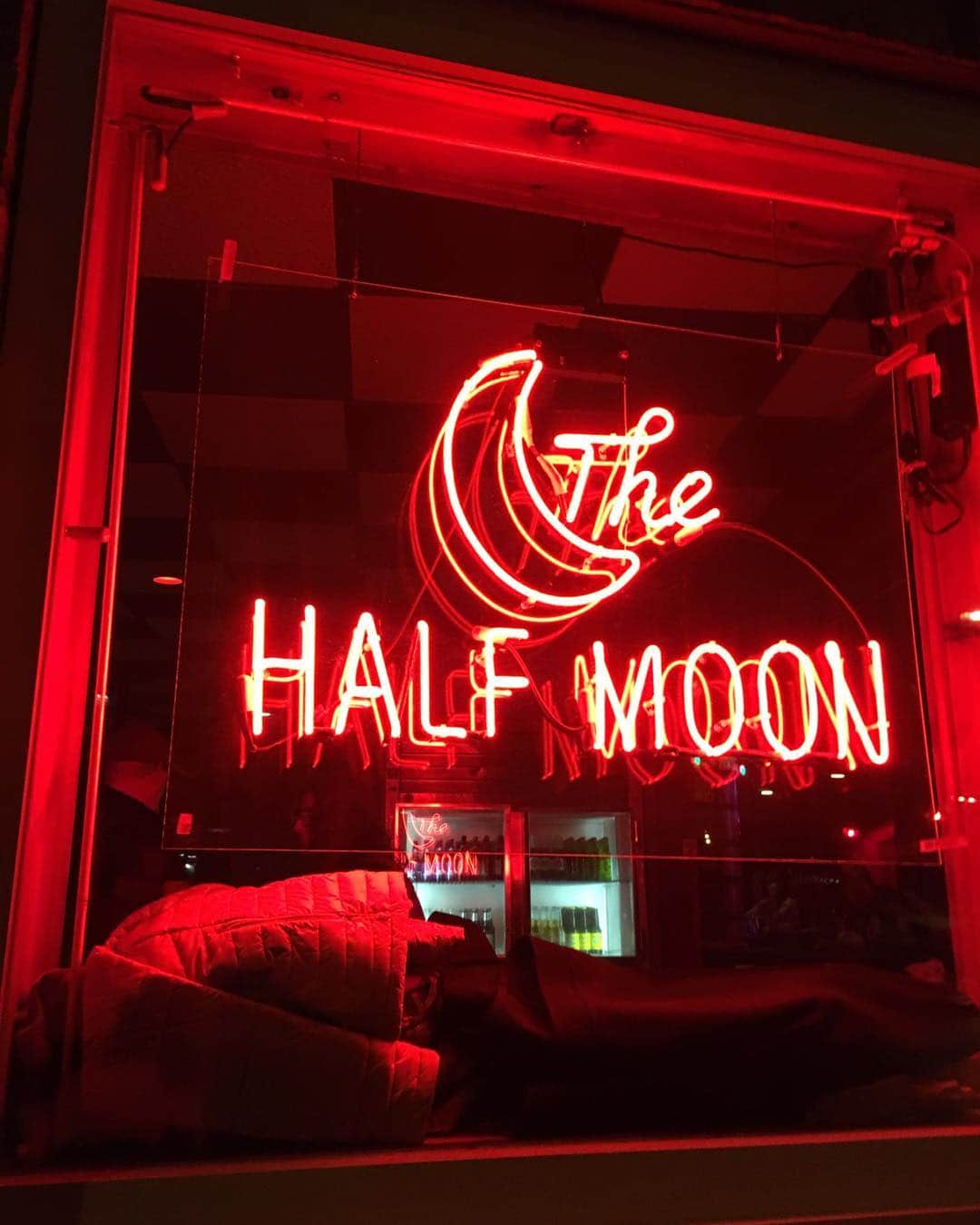ジュリア・スタイルズのインスタグラム：「Best bar in the world, ever. (Across from the train station, my city folk). @halfmoonhudson HUDSON, NY!」