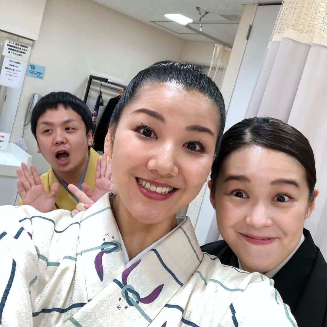 林家あずみさんのインスタグラム写真 - (林家あずみInstagram)「昨日はつる子ちゃんの会で横浜のノゲシャーレへ😊❤️ジキジキ先生がゲスト😍❤️前座ぐんまさん😊沢山の嬉しい楽屋お見舞いをありがとうございました😆🙏新ネタで全力を出し切り、つる子ちゃんとのコラボ踊りつる子、三味線、唄あずみの、せつほんかいなが大成功で、胸を撫で下ろしました😭‼️ つるちゃんも、私も、チャレンジの会ですが、そのチャレンジの全てを温かく受け入れて包み込んで笑って下さり応援して下さるお客様に心から感謝いたします😭🙏✨ そしてつるちゃん、第1回目からずーっと呼んでくれててありがとう😆🙏大好きなつるちゃんと一緒に頑張れる最高に大切な会です😆❤️ つる子ちゃん会が終わりましてから横浜のホテルでのクリスマス会で1人で三味線漫談😃✌️控え室からベイブリッジ上に真っ赤な大きなお月様😍‼️‼️‼️びっくりしました😍❤️10分後には普通の大きなお月様になってました😚神秘的😍❤️ #つるの恩返し #林家つる子 #ジキジキ #林家あずみ #真っ赤な月」12月15日 12時15分 - kurohime424