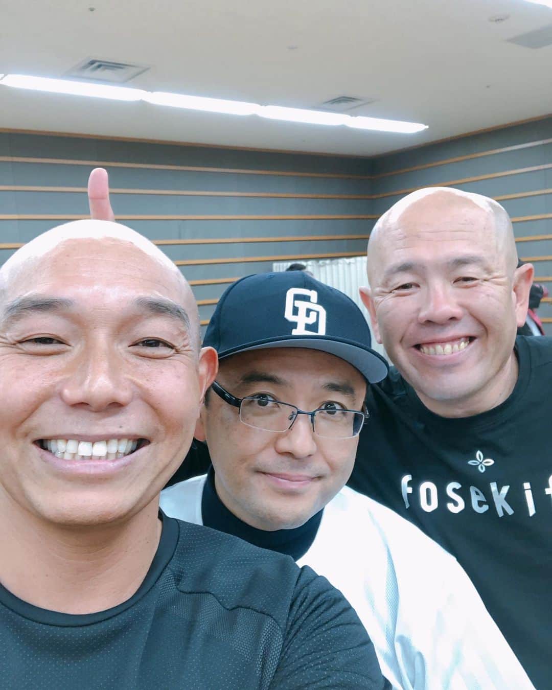 そうすけのインスタグラム：「昨日放送の『ザ細かすぎて伝わらないモノマネ2019』 今回は、小田幸平本人に出場してもらった。  これまで僕の相方が、元巨人キャッチャー小田としてモノマネしていた選手 まさか本人が出てくれるとは^_^  おかげさまで楽しいモノマネが完成しました！  #細かすぎて伝わらないモノマネ #小田幸平 #牧田くん #落合モノマネ #中日ドラゴンズ #この日は山本昌モノマネ #山本昌 さん #阿部慎之助 さん #あれ慎之助 #球審 #白井 #サブロクそうすけ #マニアックモノマネ #3人に2人ハゲ」