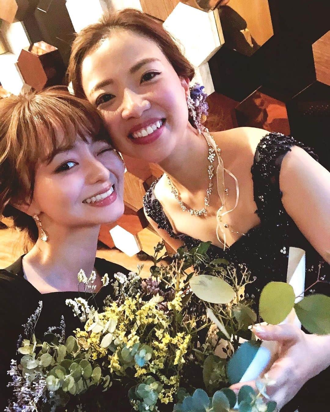 丸林広奈さんのインスタグラム写真 - (丸林広奈Instagram)「親友の結婚式👰ずっと感動しすぎて人生初の友人スピーチも感極まってうまく読めなかった…🤣笑 いつも自分のことより人のことを1番に考え、行動できる本当に心の温かい人。そんな親友に何度も支えられて今の私がある。伝えきれないほどの感謝の気持ちでいっぱいだから、私もこれから先の人生ずっと全力で支えになりたいと思える家族同然の存在。自慢の親友。 幸せい〜っぱいの家庭を築いてってね😘💕ダイスキ！  #bestfriend #wedding #family #結婚式」12月15日 10時48分 - hironamarubayashi