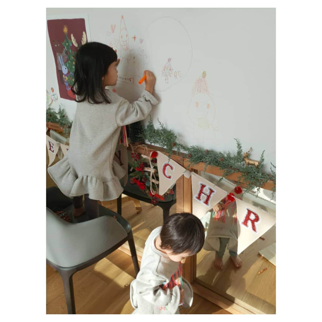 ソ・ユジンさんのインスタグラム写真 - (ソ・ユジンInstagram)「담주에 도배할거라 벽에 그림그려도 된다고 했더니~~ 신난 아이들 ㅎㅎ」12月15日 10時49分 - yujin_so