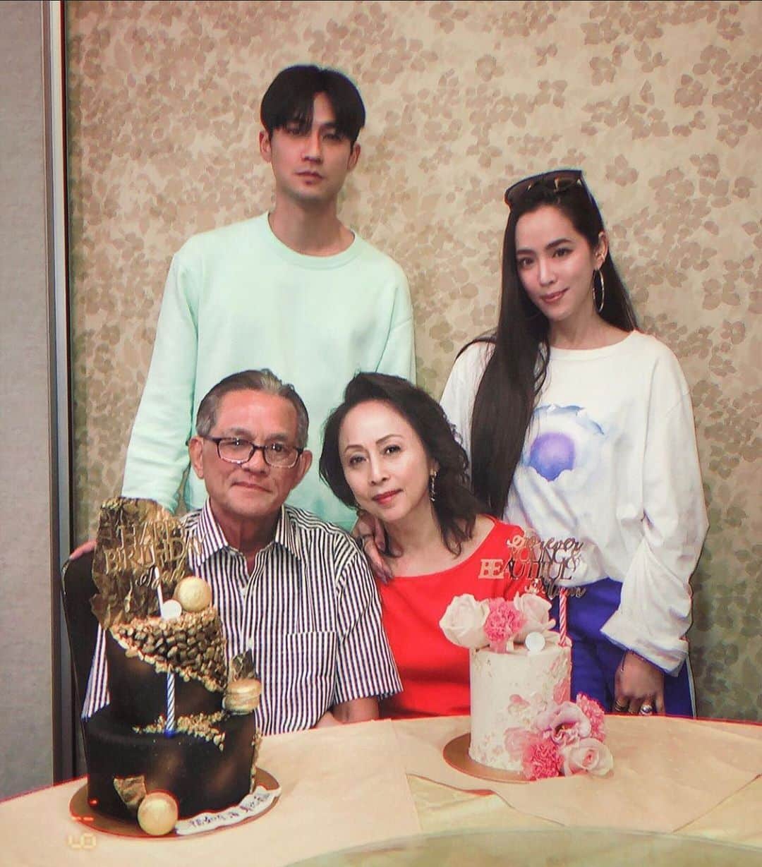 ヒューバートのインスタグラム：「Happy birthday to these two🙂Sorry I can’t be there to celebrate!」