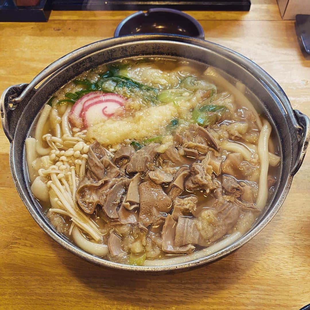 堀池真緒のインスタグラム：「番組前ランチ🍴運転教育センター近く「田舎」の「もつ煮込みうどん」😋もつたっぷり！うどんはきしめん風でもちもち😍 #富山 #富山グルメ #富山ランチ #もつ煮込みうどん #toyama」