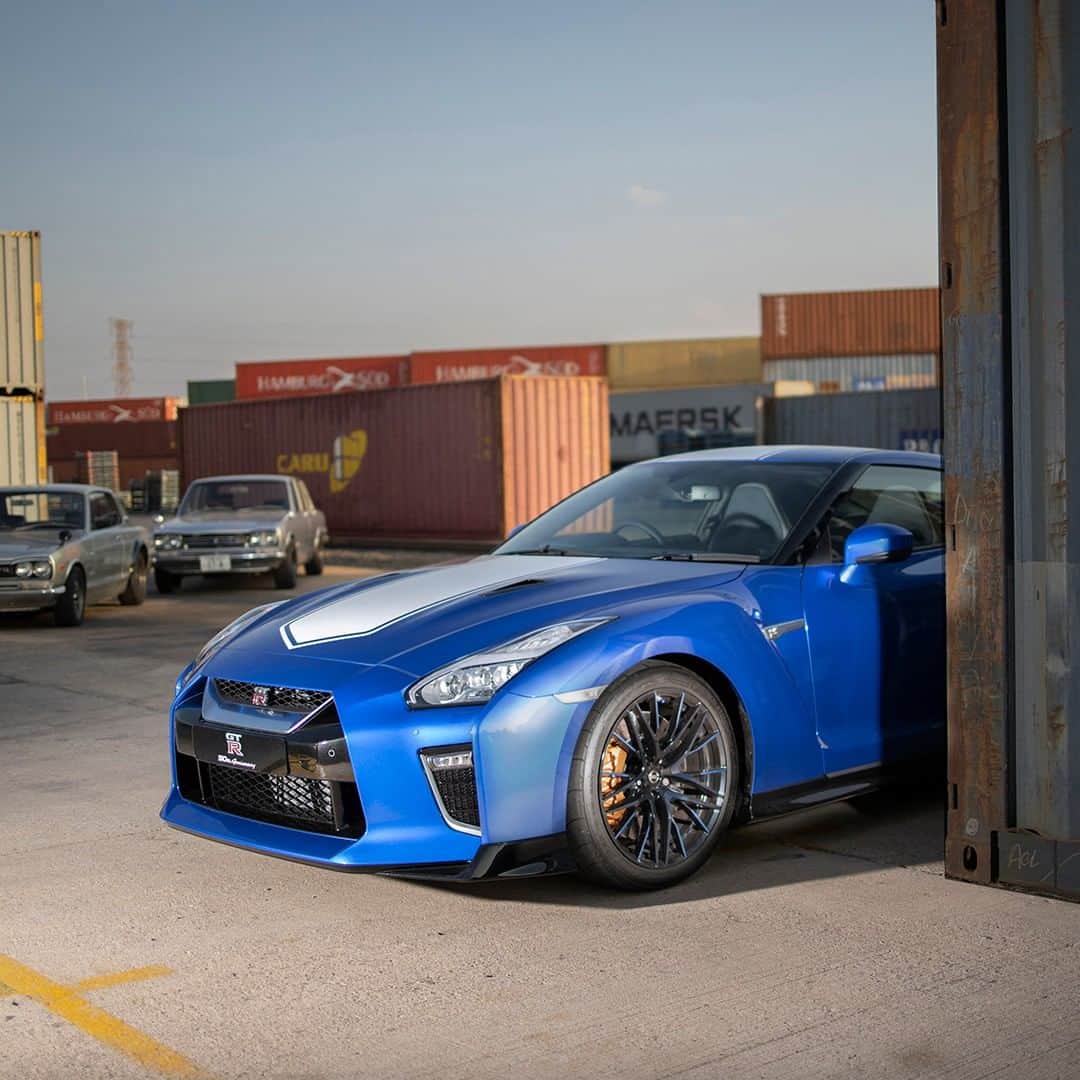 のインスタグラム：「Finding our lighting. 😏  #GTR50thAnniversary #NissanGTR」