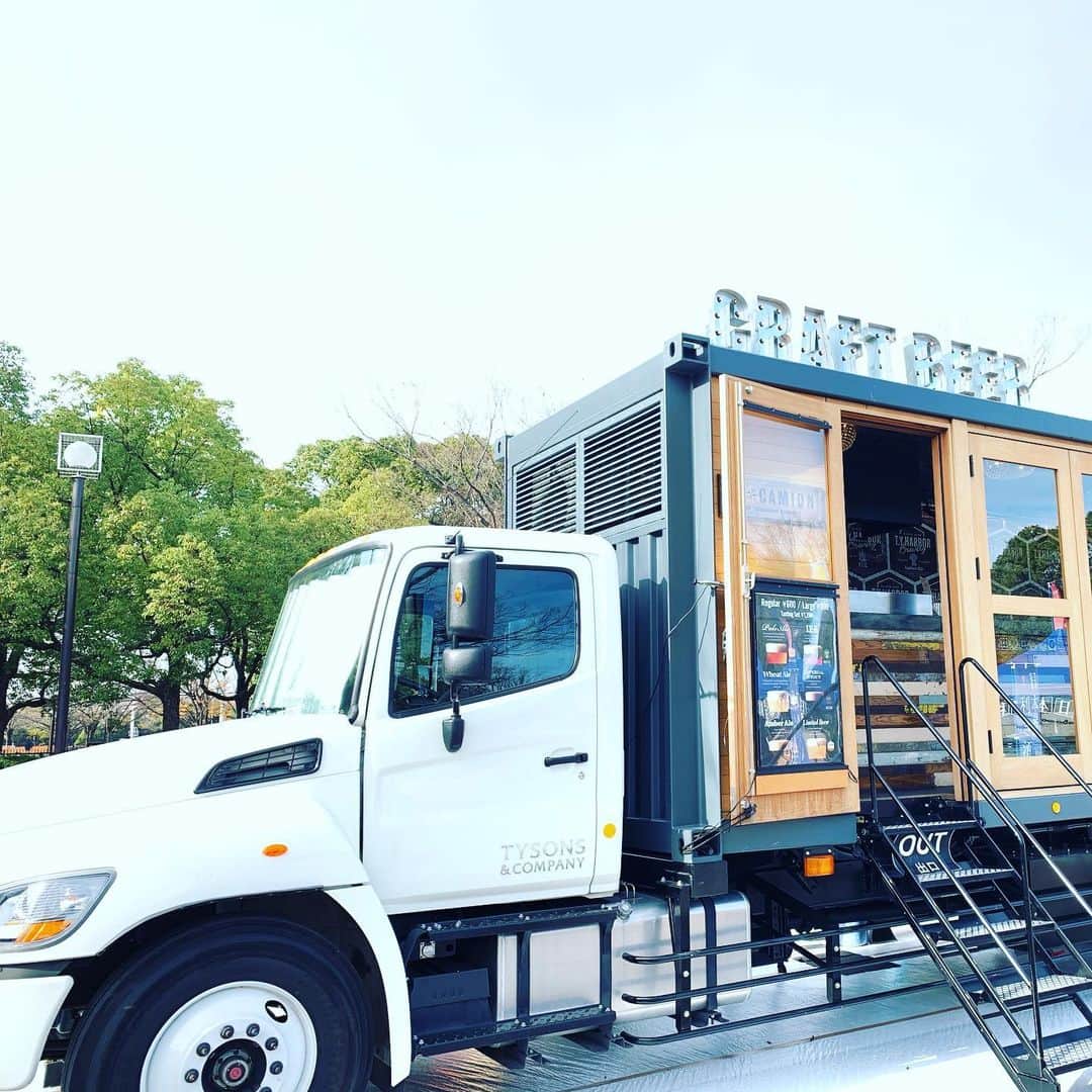 EL★CAMIONのインスタグラム：「. 本日も代々木公園にきています！ 昨日はたくさんの方にいらして頂きました。 本日も宜しくお願いします。 . 17:00からの“青の洞窟”はスゴイです（2枚目） . 10:00-19:00 .  #elcamion #yoyogipark #beertruck #tyharborbrewery #craftbeer #brewery #instabeer #beerstagram #beerporn #beergeek #beerlover #madeintokyo #tysonsandcompany #エルカミオン #青の洞窟　#ビアトラック #ティーワイハーバーブルワリー #クラフトビール #ブルワリー #インスタビール #ビアスタグラム #クラフトビア  #ビアラバー #天王洲アイル #メイドイントウキョウ #タイソンズアンドカンパニー」