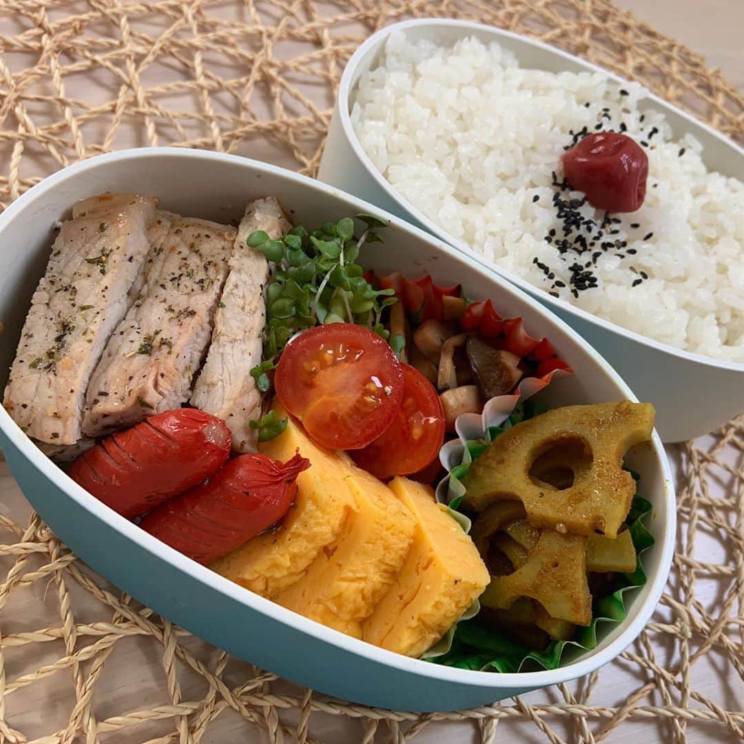 本田しおりのインスタグラム：「#今日のお弁当 #豚ロースバジルソテー #エリンギバター醤油炒め#蓮根のカレー煮込み#卵焼き#赤ウインナー  #食べるすき焼きおにぎり #梅なめ茸おにぎり  #お弁当 #おにぎり #本田弁当 #旦那さん弁当 #神ちゃん弁当」