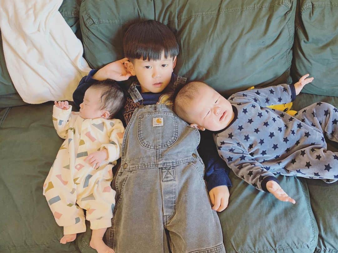 高見まなみのインスタグラム：「まんざらでもない兄🧡👶🏻👦🏻👶🏻💙 . .  #5歳児と赤ちゃん #クリスマスパーティーにて　 #プレゼントたくさんありがとう🎁」