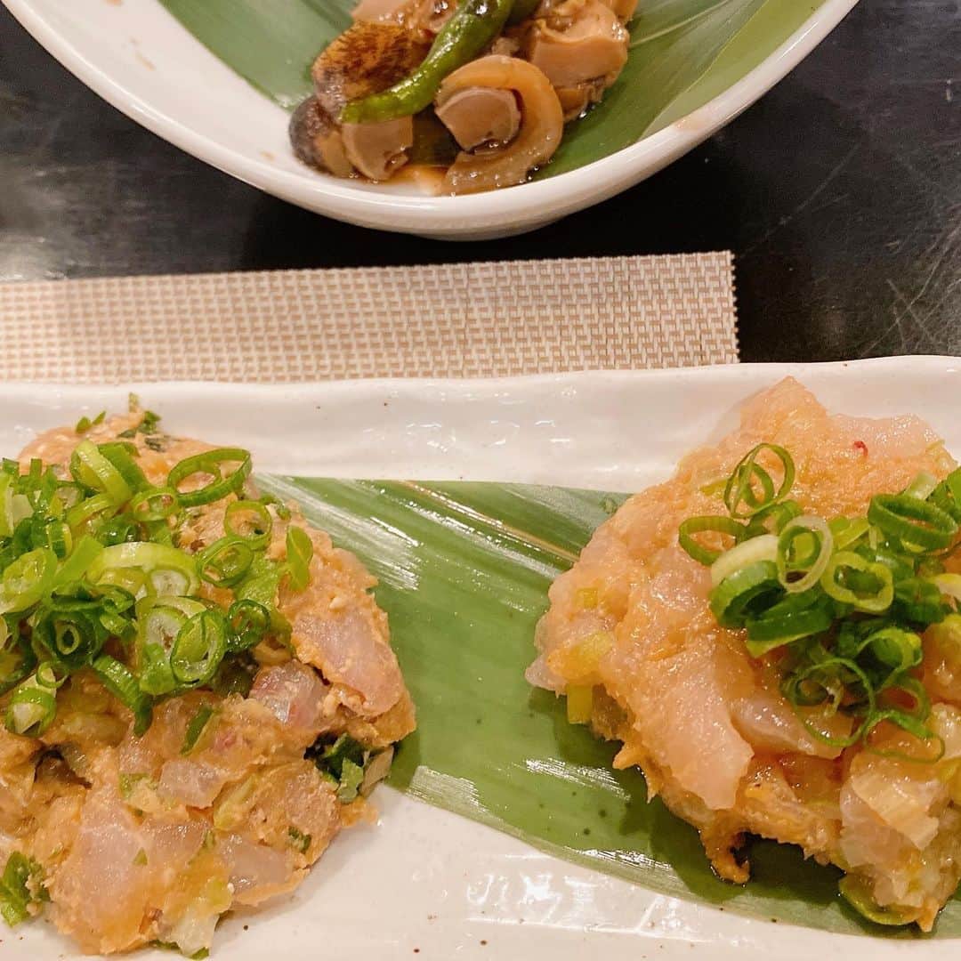 のインスタグラム：「． カウンターで食べる #鶏のなめろう  #鮮魚のなめろう  の２点盛り😆 ． はぁ〜☺️至福の時✨✨ ． ． 上にあるのは食べかけのつぶ貝🐚 甘辛く煮るのはよく食べるけれど、さっぱりした味付けは初めて！ 美味しかった〜♡ ． #まんまグラム」