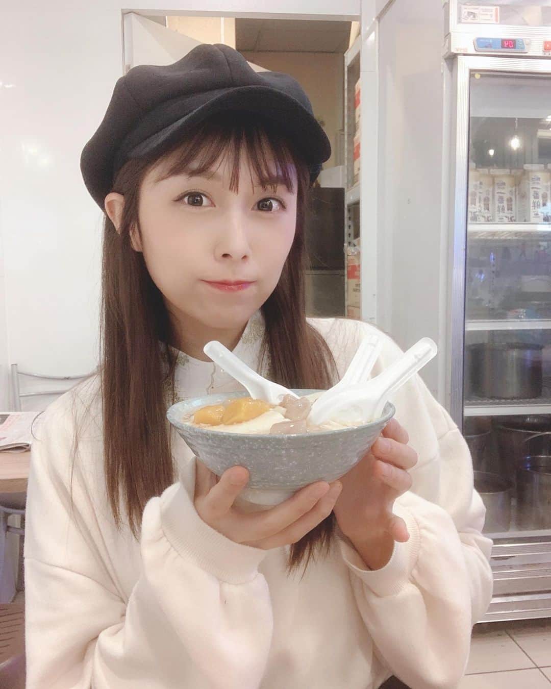 麻衣愛のインスタグラム：「台湾行ってた時毎日食べてた豆花🇹🇼トッピングは芋園が1番好き💗 みんなで１つを分けたからスプーンがトッピング並みに入ってる😿  #台湾 #台湾グルメ #台湾女子旅 #台湾スイーツ #豆花 #芋園 #台北 #西門 #taiwan #taiwanfood #taiwantravel #taiwangirl」