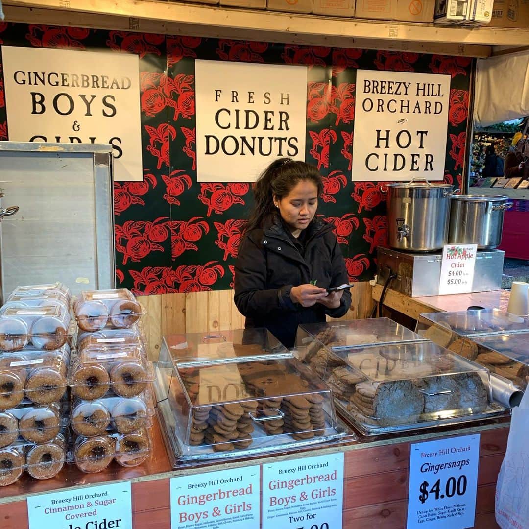 早川茉希さんのインスタグラム写真 - (早川茉希Instagram)「📍The Union Square Holiday Market 🎄  Love exploring holiday market with my friends and hot drink!!❄️ ・ 少し前に行った#ユニオンスクエア の#ホリデーマーケット 🎅🎄 ・ subwayを出てすぐなのが嬉しい👏🏻☺️ 日本人に人気のチョコレート No Chewing Allowedも出店してた🍫😋 ・ 今回は、ニュージャージーのチョコレートショップ @elementstruffles をみんなで試食🥰 ラズベリー＆ビーツが気に入って購入👍🏻 他にも#モリンガ など、スーパーフード入りで 身体を気遣う拘りのチョコレート✨ パッケージも可愛い💕  外が寒くて長居できず、近くのカフェ @fouetnyc へ🏃‍♀️ のんびりお喋りを楽しみました🤗  ニューヨークのホリデーマーケットには マグカップ入りのドリンクないのかなぁ🤔  #nyc #unionsquare #holidaymarket #holidaymarketnyc #ニューヨーク #ニューヨーク生活 #ニューヨーク観光 #アメリカ暮らし #クリスマスシーズン #ずっとホリデーシーズンであってほしい笑 #クリスマスが一番好き #🎄 #⛄」12月15日 11時31分 - maki_hayakawa