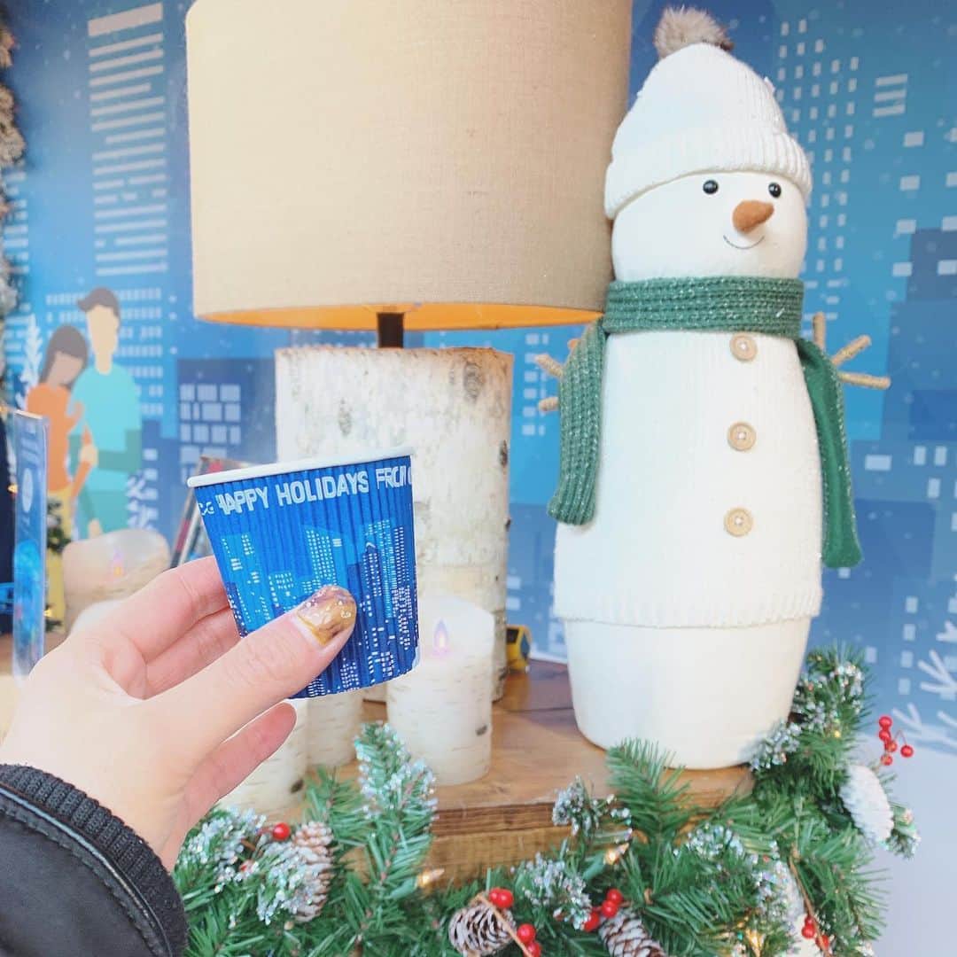早川茉希さんのインスタグラム写真 - (早川茉希Instagram)「📍The Union Square Holiday Market 🎄  Love exploring holiday market with my friends and hot drink!!❄️ ・ 少し前に行った#ユニオンスクエア の#ホリデーマーケット 🎅🎄 ・ subwayを出てすぐなのが嬉しい👏🏻☺️ 日本人に人気のチョコレート No Chewing Allowedも出店してた🍫😋 ・ 今回は、ニュージャージーのチョコレートショップ @elementstruffles をみんなで試食🥰 ラズベリー＆ビーツが気に入って購入👍🏻 他にも#モリンガ など、スーパーフード入りで 身体を気遣う拘りのチョコレート✨ パッケージも可愛い💕  外が寒くて長居できず、近くのカフェ @fouetnyc へ🏃‍♀️ のんびりお喋りを楽しみました🤗  ニューヨークのホリデーマーケットには マグカップ入りのドリンクないのかなぁ🤔  #nyc #unionsquare #holidaymarket #holidaymarketnyc #ニューヨーク #ニューヨーク生活 #ニューヨーク観光 #アメリカ暮らし #クリスマスシーズン #ずっとホリデーシーズンであってほしい笑 #クリスマスが一番好き #🎄 #⛄」12月15日 11時31分 - maki_hayakawa