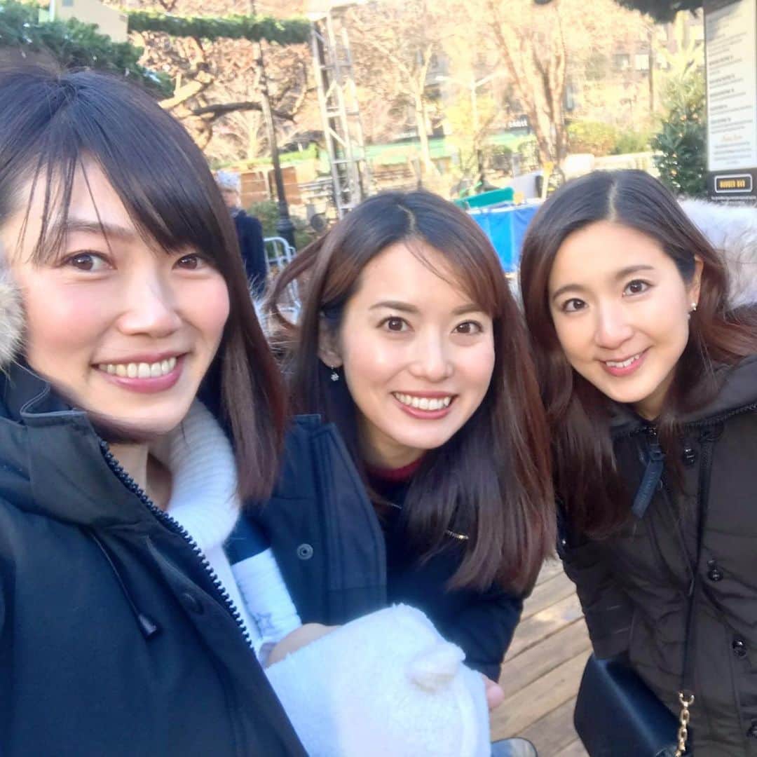 早川茉希さんのインスタグラム写真 - (早川茉希Instagram)「📍The Union Square Holiday Market 🎄  Love exploring holiday market with my friends and hot drink!!❄️ ・ 少し前に行った#ユニオンスクエア の#ホリデーマーケット 🎅🎄 ・ subwayを出てすぐなのが嬉しい👏🏻☺️ 日本人に人気のチョコレート No Chewing Allowedも出店してた🍫😋 ・ 今回は、ニュージャージーのチョコレートショップ @elementstruffles をみんなで試食🥰 ラズベリー＆ビーツが気に入って購入👍🏻 他にも#モリンガ など、スーパーフード入りで 身体を気遣う拘りのチョコレート✨ パッケージも可愛い💕  外が寒くて長居できず、近くのカフェ @fouetnyc へ🏃‍♀️ のんびりお喋りを楽しみました🤗  ニューヨークのホリデーマーケットには マグカップ入りのドリンクないのかなぁ🤔  #nyc #unionsquare #holidaymarket #holidaymarketnyc #ニューヨーク #ニューヨーク生活 #ニューヨーク観光 #アメリカ暮らし #クリスマスシーズン #ずっとホリデーシーズンであってほしい笑 #クリスマスが一番好き #🎄 #⛄」12月15日 11時31分 - maki_hayakawa
