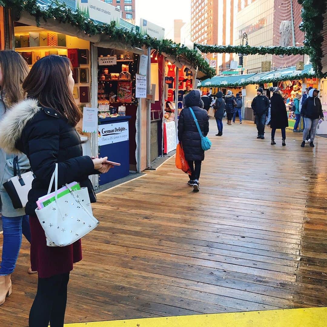 早川茉希さんのインスタグラム写真 - (早川茉希Instagram)「📍The Union Square Holiday Market 🎄  Love exploring holiday market with my friends and hot drink!!❄️ ・ 少し前に行った#ユニオンスクエア の#ホリデーマーケット 🎅🎄 ・ subwayを出てすぐなのが嬉しい👏🏻☺️ 日本人に人気のチョコレート No Chewing Allowedも出店してた🍫😋 ・ 今回は、ニュージャージーのチョコレートショップ @elementstruffles をみんなで試食🥰 ラズベリー＆ビーツが気に入って購入👍🏻 他にも#モリンガ など、スーパーフード入りで 身体を気遣う拘りのチョコレート✨ パッケージも可愛い💕  外が寒くて長居できず、近くのカフェ @fouetnyc へ🏃‍♀️ のんびりお喋りを楽しみました🤗  ニューヨークのホリデーマーケットには マグカップ入りのドリンクないのかなぁ🤔  #nyc #unionsquare #holidaymarket #holidaymarketnyc #ニューヨーク #ニューヨーク生活 #ニューヨーク観光 #アメリカ暮らし #クリスマスシーズン #ずっとホリデーシーズンであってほしい笑 #クリスマスが一番好き #🎄 #⛄」12月15日 11時31分 - maki_hayakawa