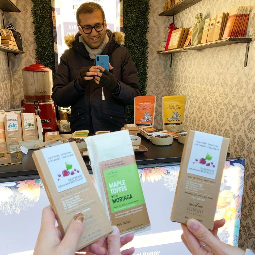 早川茉希さんのインスタグラム写真 - (早川茉希Instagram)「📍The Union Square Holiday Market 🎄  Love exploring holiday market with my friends and hot drink!!❄️ ・ 少し前に行った#ユニオンスクエア の#ホリデーマーケット 🎅🎄 ・ subwayを出てすぐなのが嬉しい👏🏻☺️ 日本人に人気のチョコレート No Chewing Allowedも出店してた🍫😋 ・ 今回は、ニュージャージーのチョコレートショップ @elementstruffles をみんなで試食🥰 ラズベリー＆ビーツが気に入って購入👍🏻 他にも#モリンガ など、スーパーフード入りで 身体を気遣う拘りのチョコレート✨ パッケージも可愛い💕  外が寒くて長居できず、近くのカフェ @fouetnyc へ🏃‍♀️ のんびりお喋りを楽しみました🤗  ニューヨークのホリデーマーケットには マグカップ入りのドリンクないのかなぁ🤔  #nyc #unionsquare #holidaymarket #holidaymarketnyc #ニューヨーク #ニューヨーク生活 #ニューヨーク観光 #アメリカ暮らし #クリスマスシーズン #ずっとホリデーシーズンであってほしい笑 #クリスマスが一番好き #🎄 #⛄」12月15日 11時31分 - maki_hayakawa
