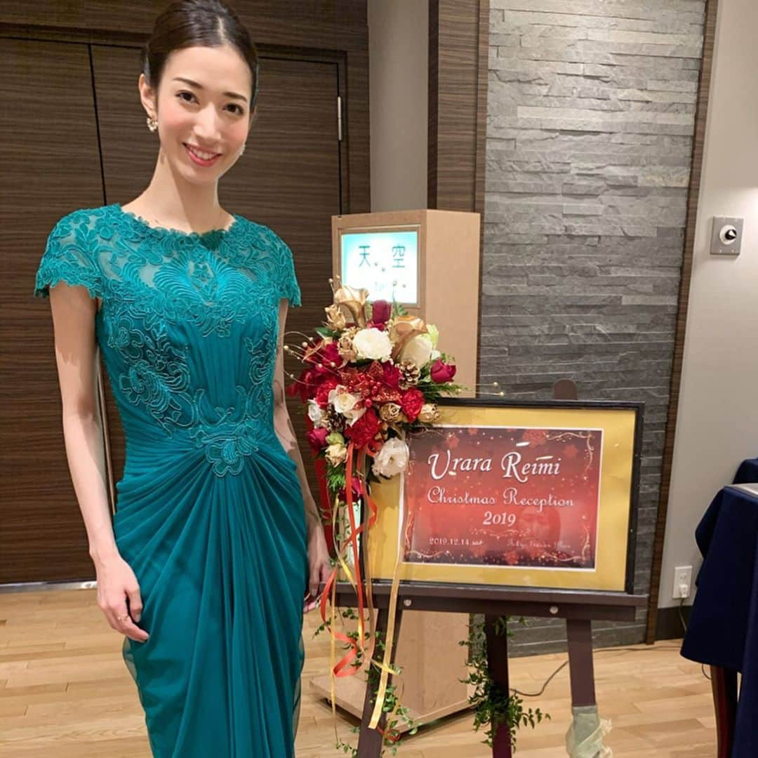 伶美うららさんのインスタグラム写真 - (伶美うららInstagram)「昨日は、 "Urara Reimi Christmas  Reception 2019"でした‼︎🎄✨ . クリスマス気分を少しでも皆様に味わって頂きたいと思い、ホームパーティーの様なものが出来たらなと開催したパーティー♪ 皆様と近くでお話しさせて頂いたりゲームをしたりととても楽しい時間でした♡ . お越し下さりました皆様、ありがとうございました🎄✨ . 今回ご一緒させて頂きました古垣未来さん♡ピアノと鍵盤ハーモニカで、とても素敵な演奏で盛り上げて下さりました♪ . ドレスはクリスマスカラーで#TADASHISHOJI さんのものを👗 . お花もクリスマス使用💐 全て生花なのですが、おとぎ話に出てきそうな、金のバラとカラーがとても素敵でした💐✨ . そして、この日より2020カレンダーも販売させて頂きました🥰 先行予約は終了しましたが、お申し込みはまだ受け付けております♪ 詳しくはハイライトをご覧下さい✨ . #クリスマスレセプション #パーティー #古垣未来 さん #金のバラ 🌹 #金のカラー #ロングドレス #tadashishoji 👗 #伶美うらら」12月15日 11時27分 - urara_reimi