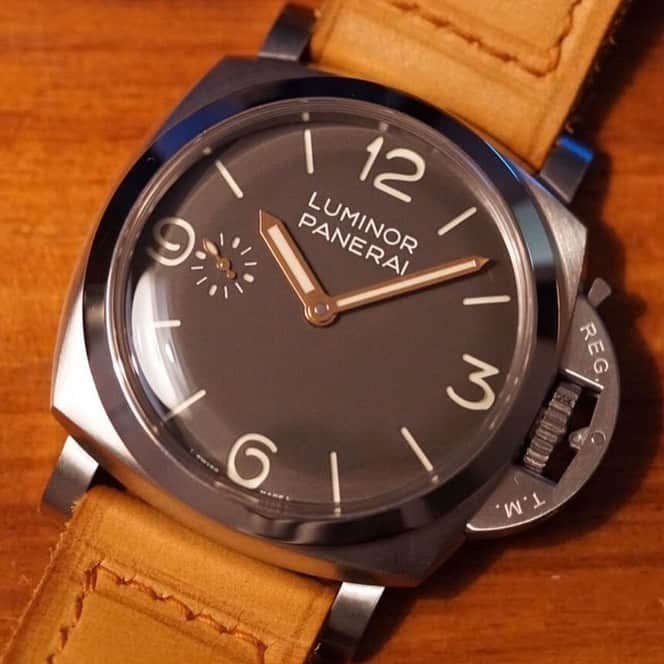 パネライのインスタグラム：「Congrats to the guys who got the chance to get this special edition piece for the German speaking countries. . .  This special edition which is pure DNA dating back to the historic 6152/1 is being made for the German speaking countries and limited to only 60 pieces. .  The #PAM1080 features a 47mm steel case with the same shape of the PAM372, brushed brown dial like the PAM203. Closed & engraved caseback with the Paneristi Germany logo. Three flags standing for Germany, Austria and Switzerland. Thanks to @21600_vph #paneraicentral」