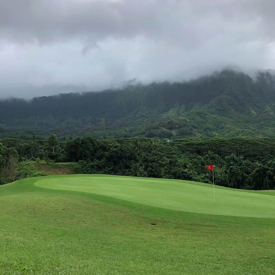 伊藤祐介さんのインスタグラム写真 - (伊藤祐介Instagram)「優勝旅行とゆーなのゴルフ旅行2日目 ロイアルハワイアン 難すぎるけどロケーション最高！ 感無量。  #ハワイ #Hawai #ゴルフ #スコールでびしょ濡れ」12月15日 11時34分 - ysk.i_1020