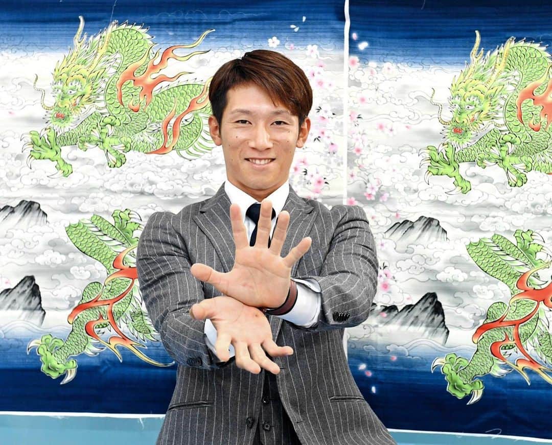 地方民のカープ女子のインスタグラム：「・ 今更だけど... ３７００万円増の６８００万円でサイン✨ ・ 来シーズンの活躍も楽しみな選手のひとり😘💕 ・ #西川龍馬 #広島東洋カープ#広島カープ#カープ#carp」