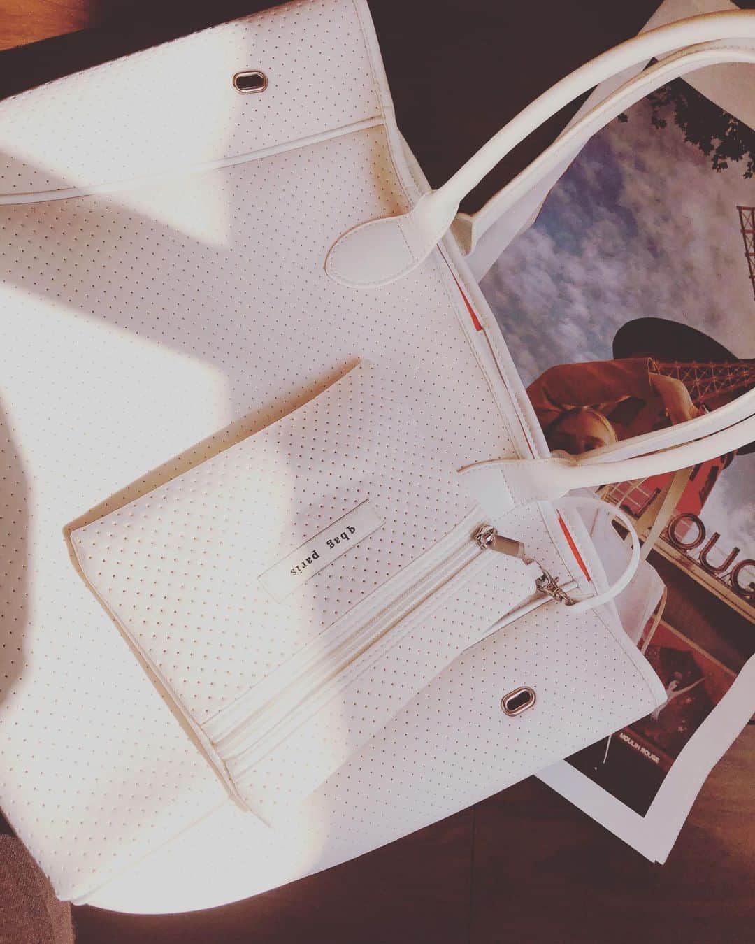 asuka0119のインスタグラム：「. Xmasが近いので 駆け足にプレゼント🎁 まだ間に合います 2つ目の#qbag  は#ホワイト . 14日０時から16日23時59分まで特別に 20%off⤴︎ ⤴︎⤴︎ ストーリーからリンクへ(ت) ※クーポンコードいる場合は DM下さい♥️ . これ本当に丈夫でガンガン洗えるので、デイリー使いに本当にお勧めです(ت) . #バッグ #手もと倶楽部 #お洒落さんと繋がりたい #アラフォー#アラフォーママ @qbag_japan」
