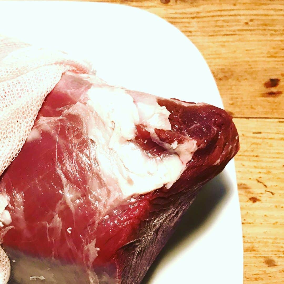 光野桃さんのインスタグラム写真 - (光野桃Instagram)「生まれて初めて手にした鹿肉。 根室の猟師、川越さんに、友人たちが依頼して贈ってくださった。 ピカピカのオーラを放つお肉たちを前にすると、敬虔な気持ちが呼び起こされました。 部位によって、合う料理と調理法を教えていただき、まずはヒレをカツに。 清浄にして軽やか、身体が暖まる静かな脂。 今年最後の満月の後、新しいエネルギーの流れを感じながら、感謝を込めていただきました。  #ありがとう #vostoklabo  #川越さん #鹿肉 #ジビエ #ガムシャラではないエネルギー #軽やかに跳ねるように #光を浴びて #来年はそんなふうに #生きたいな」12月15日 11時38分 - mitsuno.momo