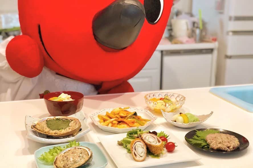 チーバくんさんのインスタグラム写真 - (チーバくんInstagram)「みんなでいただきまーす！ #チバっとクッキング  #郷土料理 #性学もち を 使った#アレンジレシピ 第2弾！ #性学もちのフルーツポンチ と #性学もちのプチパフェ の #デザート 2品を作ってみたよ！ みんなも作ってみてね！ #千葉伝統郷土料理研究会  #料理  #cooking  #チーバくん  #chibakun  #千葉県  #chiba」12月15日 11時43分 - chibakun0111