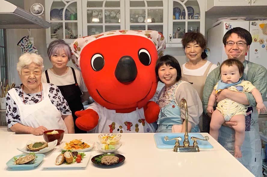 チーバくんさんのインスタグラム写真 - (チーバくんInstagram)「みんなでいただきまーす！ #チバっとクッキング  #郷土料理 #性学もち を 使った#アレンジレシピ 第2弾！ #性学もちのフルーツポンチ と #性学もちのプチパフェ の #デザート 2品を作ってみたよ！ みんなも作ってみてね！ #千葉伝統郷土料理研究会  #料理  #cooking  #チーバくん  #chibakun  #千葉県  #chiba」12月15日 11時43分 - chibakun0111