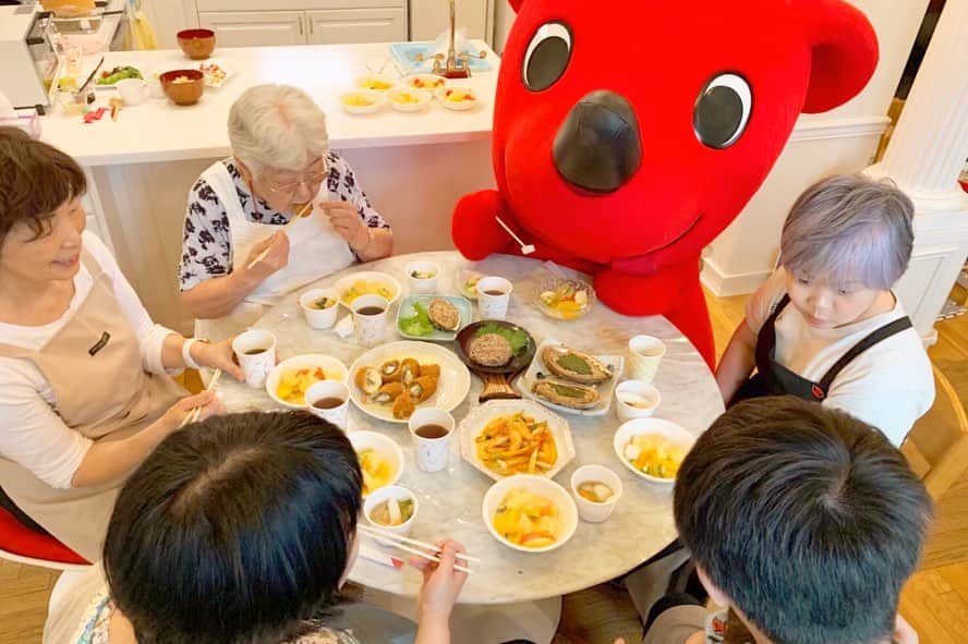チーバくんさんのインスタグラム写真 - (チーバくんInstagram)「みんなでいただきまーす！ #チバっとクッキング  #郷土料理 #性学もち を 使った#アレンジレシピ 第2弾！ #性学もちのフルーツポンチ と #性学もちのプチパフェ の #デザート 2品を作ってみたよ！ みんなも作ってみてね！ #千葉伝統郷土料理研究会  #料理  #cooking  #チーバくん  #chibakun  #千葉県  #chiba」12月15日 11時43分 - chibakun0111