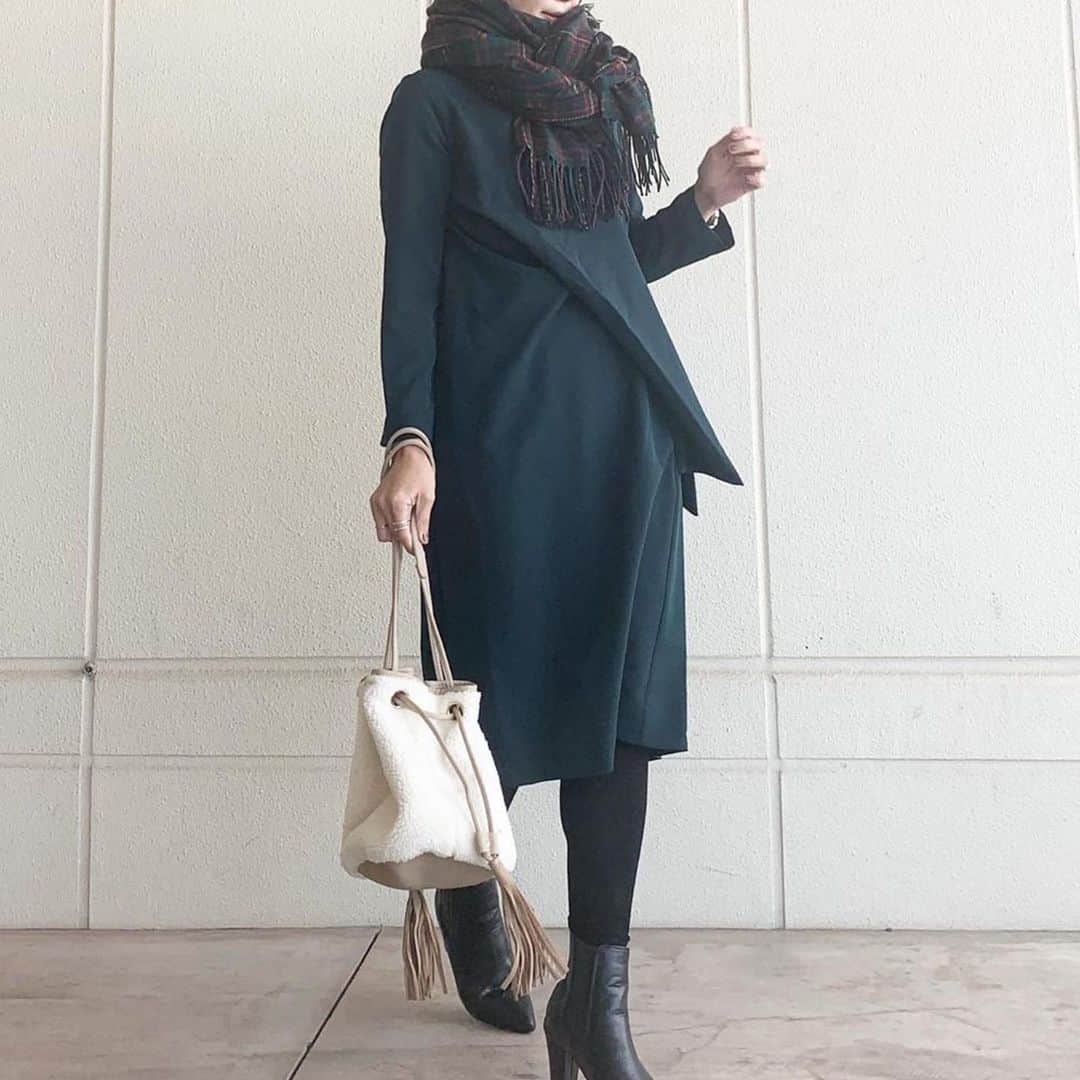 EDIST. CLOSET さんのインスタグラム写真 - (EDIST. CLOSET Instagram)「@ayakonbubu さんのエディクロコーデをpu！  ウエストデザインが実は体型カバーにもお役立ちなこちらのワンピースもSALE中🛒 さらにレンタル会員登録で1万円分無料キャンペーンも開催中です！ @edist.closet  プロフィールからサイトへ ・ ・ ・ ・ ワンピース❤️❤️❤️ EDIST. CLOSETのアイテム、前はレンタル会員だけだったんだけど、今は ストア会員登録だけで　誰でも購入が可能になったよ❤️ この後ワンピースもEDISTの物。 シンプルなのに　形が変わってて好き👌 後ろにファスナーになってます！  色は緑💕  ストールに　@uniqlo_ginza  の柄ストール使って　シンプルだけど　アクセントにした❤️ ウィンターSALEはじまってるよー👍‼️ シンプルな着まわしできるお洋服ばかりだから　長く着れるのも好き💕  ワンピース　@edist.closet ストール　@uniqlo_ginza  バッグ　@ciaopanictypy  靴　@outletshoes_rakuten  @outletshoes_rakuten  #アウトレットシューズ#outletshoes_life -------------------------------------------- #edistcloset #エディストクローゼット　#エディクロ  #ママコーデ#ママファッション #シンプル#シンプルコーデ#fashion#ワンピース#ワンピースコーデアラフォーアラフォーコーデ#40代ファッション #40代ファッション  https://closet.edist.jp/store」12月15日 11時45分 - edist.closet