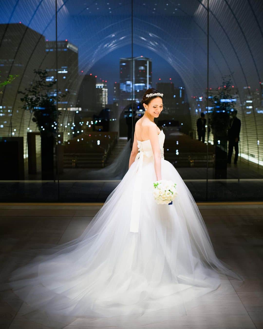 瀬間友里加のインスタグラム：「披露宴からちょうど半年💒👰 そんな日にちょっと早めの誕生日のお祝いを大好きな場所で🥂🎂🥰#happy anniversary #weddingdress #verawang」