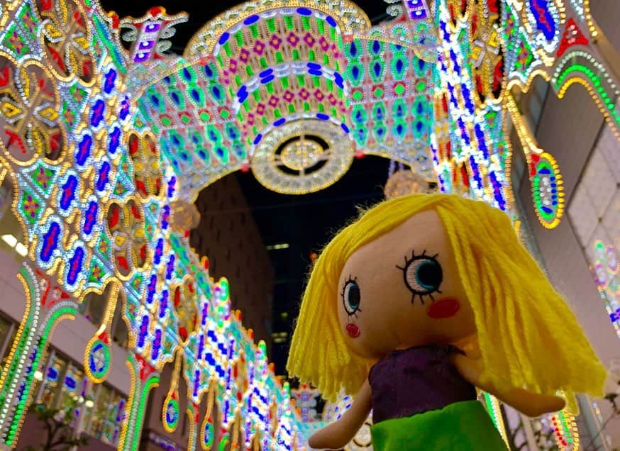 ILEMERさんのインスタグラム写真 - (ILEMERInstagram)「.﻿ 神戸ルミナリエは本日最終日🌃✨﻿ イーマリーちゃんもお出かけしてまいりました😊﻿ ﻿ ルミナリエは、「復興神戸に明かりを灯そう」と﻿ 始まった光の祭典です。 ﻿ ﻿ 2019年のテーマは『希望の光に導かれて、25年』﻿ ﻿ 「ルミナリエきれいなのだぁ〜★」と﻿ イーマリーちゃんは初めて見るルミナリエに 感激していました✨﻿ 最終日の今日は、消灯式も見られます！﻿ ﻿ ﻿ ルミナリエや神戸へお越しの際は﻿ 是非ILEMERアタオランド 店にお立ち寄りくださいませ😊💕﻿ ﻿ ﻿ ------------------------------------------﻿ ﻿ ﻿ ★ 期間限定イルメールイベント絶賛開催中★ ﻿ ﻿ ▪️2019年12月25日(水)まで﻿ ▪️場所:IANNE横浜店、IANNE新宿店、ロベルタ本店﻿ @ianne.paris ﻿ @roberta_shop ﻿ ﻿ 是非この機会にお立ち寄り下さいませ♪♪﻿ 皆さまのご来店お待ちしております！﻿ ﻿  #イルメール  #ilemer  #イーマリーちゃん ﻿ #happydoll #新作  #ぬいぐるみチャーム﻿  #お人形 #インショップ #in shop #期間限定﻿ #カプセルトイ #着せ替えワンピース﻿ #クリスマスフェア#クリスマス﻿ #Xmas #🎄 #ギフト #ギフト﻿ #アタオランド #スタジオアタオ #atao ﻿ #ファッションにエンターテインメントを﻿ #YouTubeにも登場？！﻿ #kobe #神戸国際会館sol﻿ #神戸 #ルミナリエ #イルミネーション﻿」12月15日 11時57分 - ilemer_official