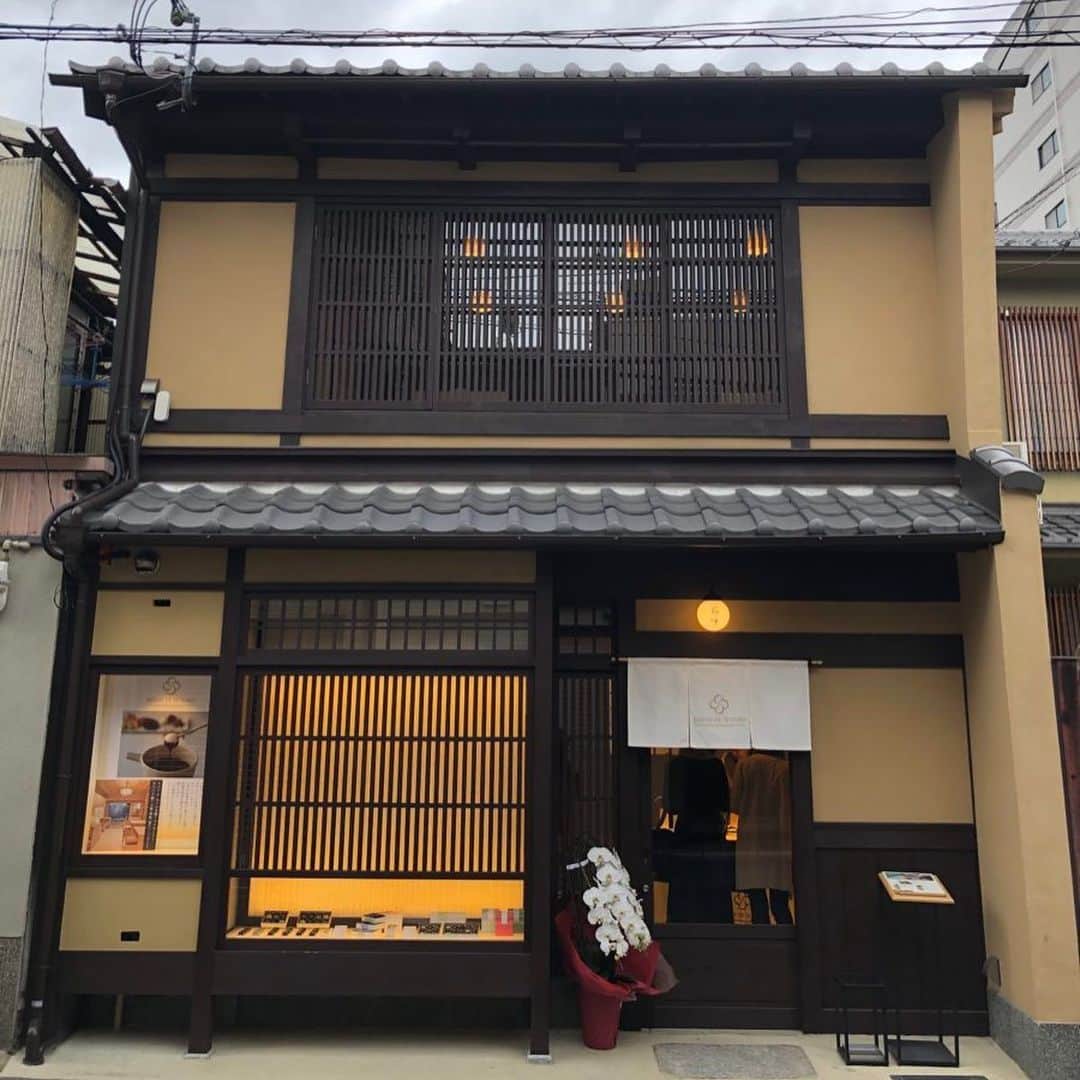 甲斐みのりさんのインスタグラム写真 - (甲斐みのりInstagram)「【Pelulu連載「隙間の時間」】 10月に京都にオープンした、京町家をリノベーションしたチョコレートショップ&カフェ「セゾン ド セツコ京都ショコラトリー」で、「茶筅ショコラドリンク」と「ショコラフォンデュ」を。  pelulu.jp/column/78306/  #京都おでかけ帖 #乙女の京都 #京都ロマンチック案内 #京都おやつ旅　 #たのしいおいしい京都ごはんとおやつ  #菓子菓子菓子 #ペルル隙間の時間」12月15日 11時50分 - minori_loule