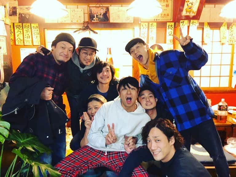 Shun さんのインスタグラム写真 - (Shun Instagram)「【locofrank “Beyond The Epilogue TOUR】 ・ ・ 八王子~宇都宮~山形酒田 ３ヶ所終わって、ひとつ確信。locofrankは大丈夫だ！こんな芯が強くて、優しさに溢れてているバンドと一緒にこんなエクストリーム(激エモ)なタイミングでツアー回れることがむしろありがたいとさえ思ってる。毎日が得るものばかりで、新体制スタートしたばかりの俺らはこの２コ上の先輩３人組から本当にたくさんの事を勉強させてもらってます。感謝🙏🏻 ・ ・ 相撲茶屋の頃に出会って、そこからもう16-17年ぐらい経ったんかな？古い付き合いだったけど、なんとなく付かず離れず的な距離感の時期は長くて、こんなにガッツリ心の距離を縮めたのはここにきて初めてだ。マサユキさん・ユウスケさん・タツヤさん、知れば知るほどどんどん大好きになる３人だ。 ・ ・ ４ヶ所も誘ってくれてお腹いっぱいと思いきや、もっといっぱいツアー回りたい… が、ひとまずこのツアーは俺らは今日の盛岡がラスト。あ、この３人のlocofrankとの対バンもラストか❗️ ・ ・ TOTALFATのステージはもちろん、locofrankのステージも全力でぶつかりに行く🔥先生頑張る💪🏻 ・ ・ “今日が最後”って笑って死ねるぐらい思いっきり楽しむ🤘🏻🤘🏻🤘🏻 ・ ・ #locofrank #TOTALFAT 📷⑥~⑨: @masaty_x」12月15日 12時06分 - totalfat.shun