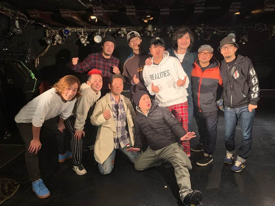 Shun さんのインスタグラム写真 - (Shun Instagram)「【locofrank “Beyond The Epilogue TOUR】 ・ ・ 八王子~宇都宮~山形酒田 ３ヶ所終わって、ひとつ確信。locofrankは大丈夫だ！こんな芯が強くて、優しさに溢れてているバンドと一緒にこんなエクストリーム(激エモ)なタイミングでツアー回れることがむしろありがたいとさえ思ってる。毎日が得るものばかりで、新体制スタートしたばかりの俺らはこの２コ上の先輩３人組から本当にたくさんの事を勉強させてもらってます。感謝🙏🏻 ・ ・ 相撲茶屋の頃に出会って、そこからもう16-17年ぐらい経ったんかな？古い付き合いだったけど、なんとなく付かず離れず的な距離感の時期は長くて、こんなにガッツリ心の距離を縮めたのはここにきて初めてだ。マサユキさん・ユウスケさん・タツヤさん、知れば知るほどどんどん大好きになる３人だ。 ・ ・ ４ヶ所も誘ってくれてお腹いっぱいと思いきや、もっといっぱいツアー回りたい… が、ひとまずこのツアーは俺らは今日の盛岡がラスト。あ、この３人のlocofrankとの対バンもラストか❗️ ・ ・ TOTALFATのステージはもちろん、locofrankのステージも全力でぶつかりに行く🔥先生頑張る💪🏻 ・ ・ “今日が最後”って笑って死ねるぐらい思いっきり楽しむ🤘🏻🤘🏻🤘🏻 ・ ・ #locofrank #TOTALFAT 📷⑥~⑨: @masaty_x」12月15日 12時06分 - totalfat.shun