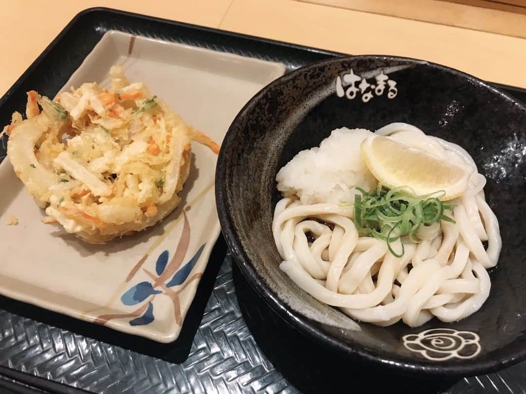 はなまるうどんのインスタグラム：「⭐サクサクッ⭐の #野菜かき揚げ と、  #ぶっかけ の組み合わせは最高です😍✨ #はなまるうどん #hanamaruudon #はなまる」