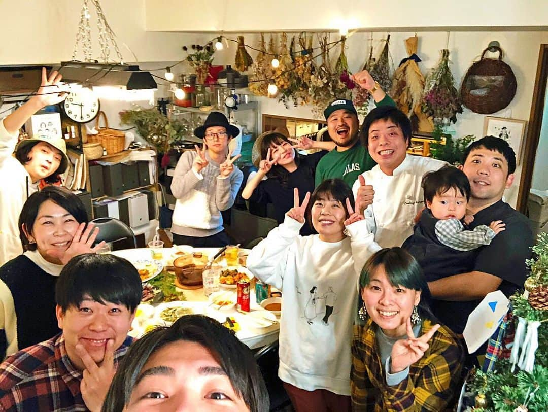 松間雄亮さんのインスタグラム写真 - (松間雄亮Instagram)「先日、バンビーノ藤田さんの藤飯大忘年会に呼んでいただきました。東京来てからも家族みたいに良くして頂いております。感謝。お世話なりっぱなしの話。  #バンビーノ藤田　さん #かおちゃん #もんちゃん #ピスタチオ小澤　さん #thisisパン吉田　さん #西村ヒロチョ #ビスケッティ岩橋 #クマムシ長谷川　くん #グリフォン國松 #スーパーサイズミー西本」12月15日 12時01分 - yusuke01418931