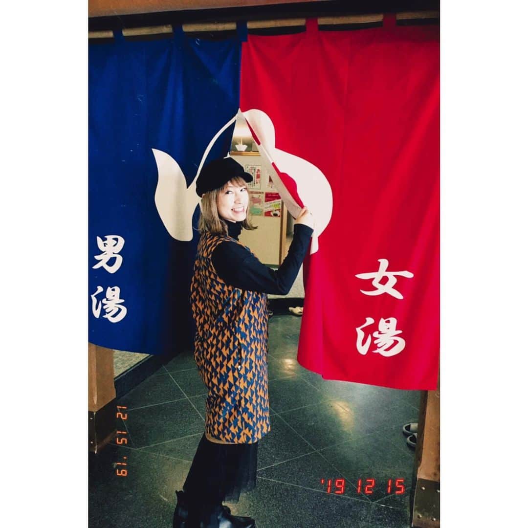 浅井未歩さんのインスタグラム写真 - (浅井未歩Instagram)「昨日は遠軽町生田原ホテルノースキングさんで歌わせていただきました！ 温泉の泉質が素晴らしく、肌がツルッツル！いや、ピカッピカッ！ -5歳は若返ったかも！！🌈 はじめての場所で、150名近くの皆さまに皆さまにあたたかく迎えて頂きました🙇‍♀️ご一緒でしたKUROさんのパフォーマンスもすごかったなぁぁ😳 今回このような素晴らしい機会をくださいましたホテルノースキング杉本支配人をはじめ関係者のみなさまに心から感謝いたします！ ありがとうございます😊 また遊びに行きたいです！」12月15日 12時14分 - asaimiho____24