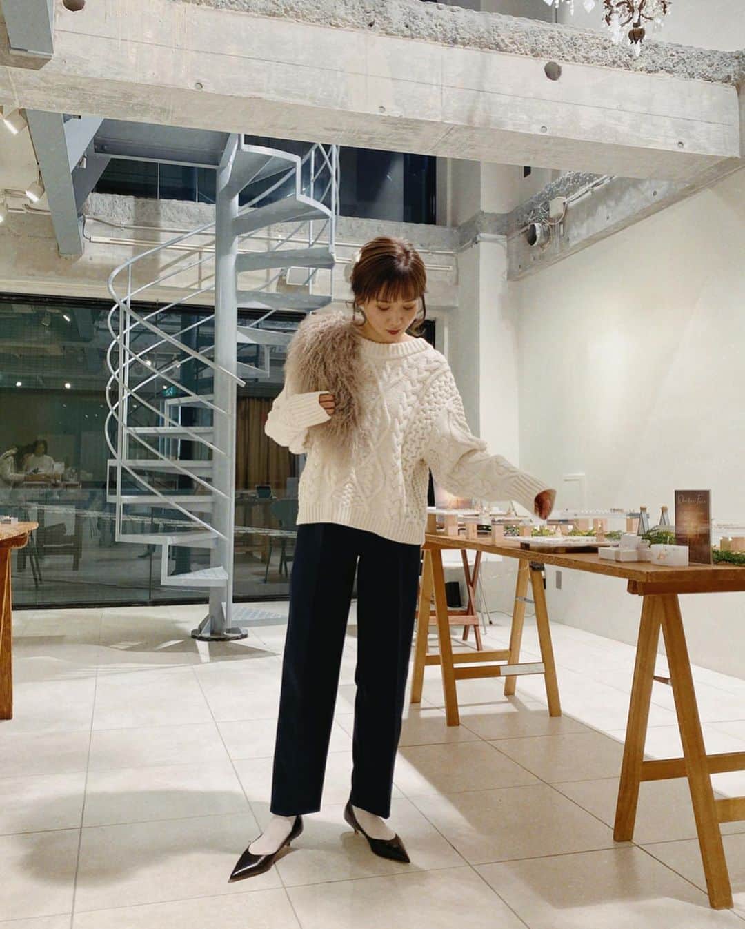 のインスタグラム：「大阪行きの新幹線の中で、久々の私服show〜。﻿ 前回の東京でのLATIAのPOP UP SHOPの時のコーディネート。﻿ 華奢なネックレスはLATIAの今年のウィンターコレクション💛﻿ くっついてるの？って聞かれるファーは、昔ロンハーマンで買ったものを肩にのせてます。﻿ その他ブランドはタグ付けしたよん﻿ ﻿ 今日から二日間、大阪にてLATIAのPOP UP SHOPです！﻿ 両日とも私は14時頃から会場に💛﻿ ﻿ 会場：ORGANIC SPACE 2F - 202 （大阪府大阪市中央区南船場４丁目７-21オーガニックビル202）﻿ 日程﻿ 12/15（日）12：30～19：00﻿ 12/16（月）10：30～17：30﻿ ﻿ 皆様に年内最後の挨拶ができればと✨ ゆるりとお待ちしております☺️☺️☺️﻿ お一人様も、初めましてさんも、常連さんも💛どんな方でも大歓迎です✌️ #rina_outfit #LATIA」