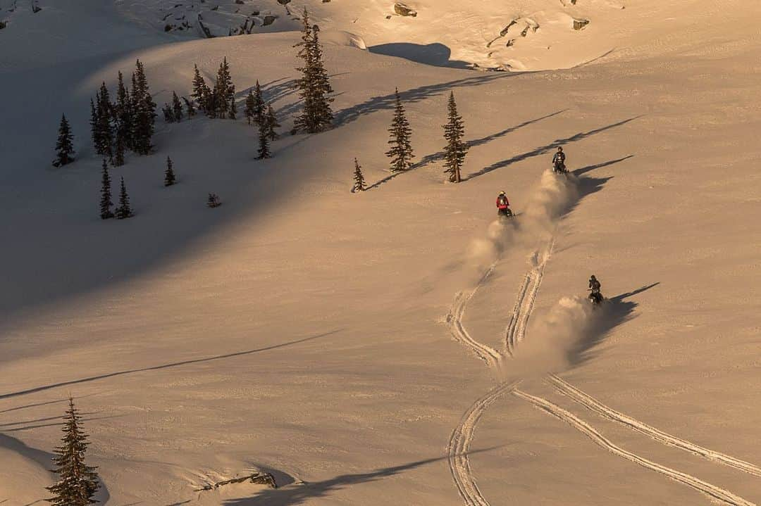 ケン・ブロックさんのインスタグラム写真 - (ケン・ブロックInstagram)「These rad photos are just a taste of what it’s like up at @CarlKusterMtnPark – a dope lodge/snowmobile operation in the backcountry of British Columbia, Canada - operated by my buddy and long time Ski-Doo pro Carl Kuster. Want to see the video from this sled trip? Head over to my YouTube channel (link in bio) and check out this week’s episode. 📷: @ryendunford #backcountrybrapping #SkiDoo2020 #backcountrygoodness」12月15日 3時36分 - kblock43