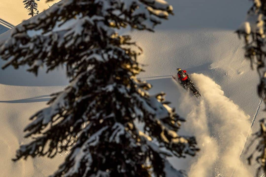 ケン・ブロックさんのインスタグラム写真 - (ケン・ブロックInstagram)「These rad photos are just a taste of what it’s like up at @CarlKusterMtnPark – a dope lodge/snowmobile operation in the backcountry of British Columbia, Canada - operated by my buddy and long time Ski-Doo pro Carl Kuster. Want to see the video from this sled trip? Head over to my YouTube channel (link in bio) and check out this week’s episode. 📷: @ryendunford #backcountrybrapping #SkiDoo2020 #backcountrygoodness」12月15日 3時36分 - kblock43