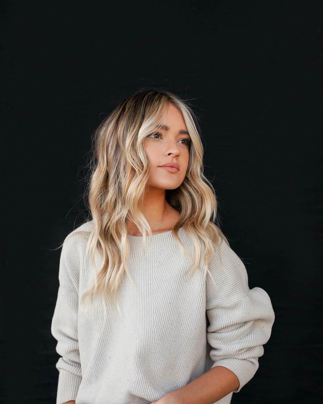 ヴェール・ゲンタのインスタグラム：「Feeling GOLD ✨ & ready to have more fun after visiting my favorite place...#dphuehouse and leaving w the best goodies to keep my color fresh || @dphue (DO WE LIKE THE BLONDE?)」
