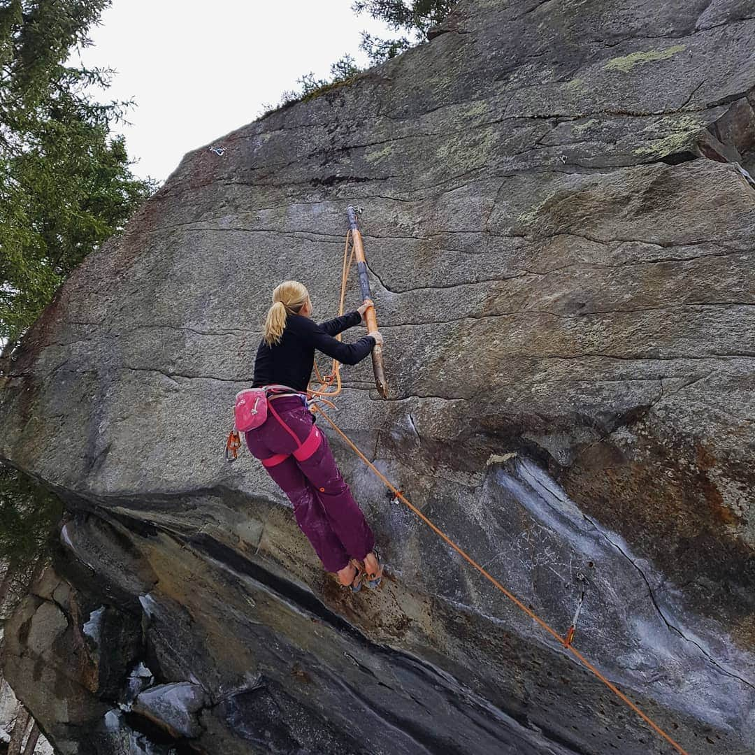 カタリーナ・ザーヴァインさんのインスタグラム写真 - (カタリーナ・ザーヴァインInstagram)「When you don't have a clipstick, but you need one 🙃😂😅. . . #climbing #rockclimbing #desperate #worththeeffort」12月15日 3時51分 - katha_saurwein