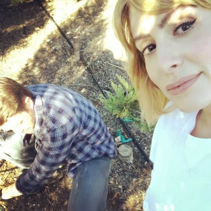 ロバート・バックリーのインスタグラム：「The mighty redwood never stood a chance. #RobertandJennyBuckley」