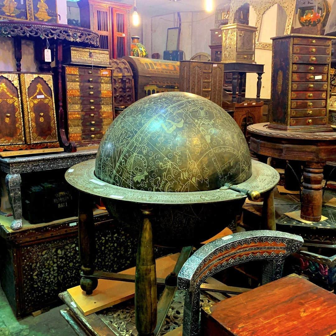 バレリー・イネルシさんのインスタグラム写真 - (バレリー・イネルシInstagram)「Fascinating to wonder in an Arabic antiquary! #antiquity #antiquaire #alibaba hahaha!  #mysteriousglobe」12月15日 3時59分 - valerie_inertie